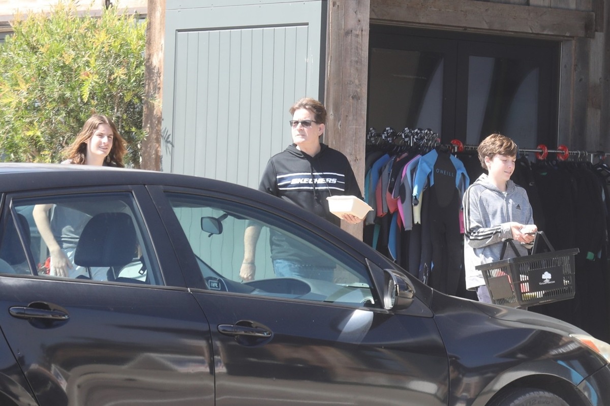 Charlie Sheen alături de Bob și Max Sheen în timp ce merg spre casă pe străzile din Los Angeles