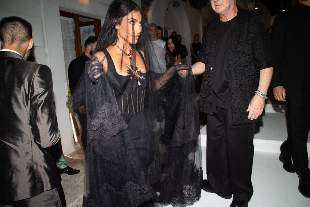Kim Kardashian înt-o rochie neagră, cu un voal pe cap