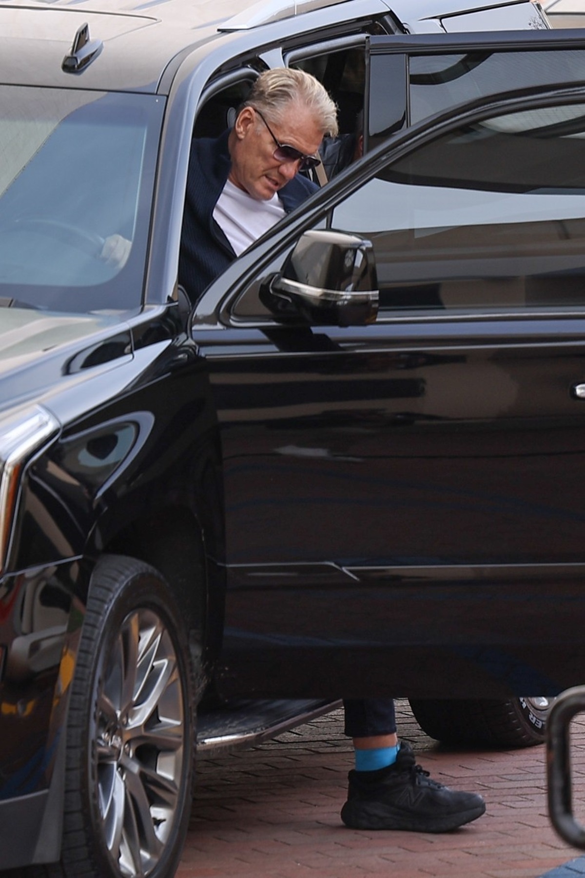Dolph Lundgren în timp ce se dă jos dintr-o mașină în Los Angeles