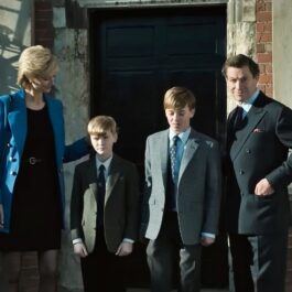 Dominic West, în rolul Regelui Charles, alături de actorii Will Powell, Senan West și Elizabeth Debickiîn rolurile membrilor Familiei Regale în serialul The Crown