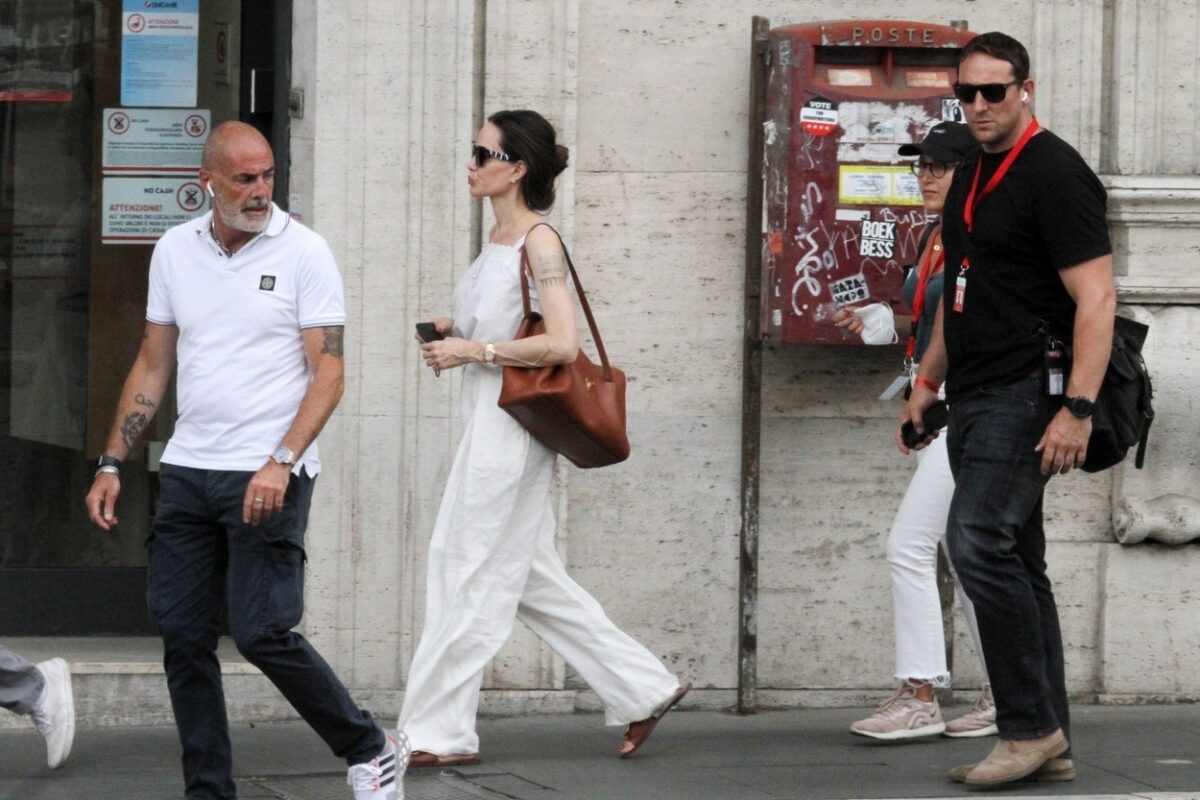 Angelina Jolie, pe stradă, înconjurată de echipa de securitate