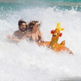 Heidi Klum și Tom Kaulitz în timp ce se bălăcesc în valurile agitate
