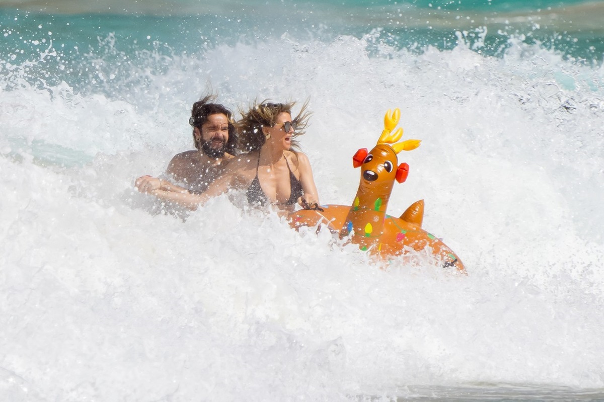 Heidi Klum și Tom Kaulitz în timp ce se bălăcesc în valurile agitate