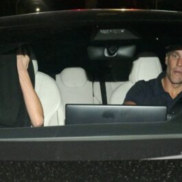 Irina Shayk și Tom Brady în timp ce se feresc de paparazzi în mașina personală