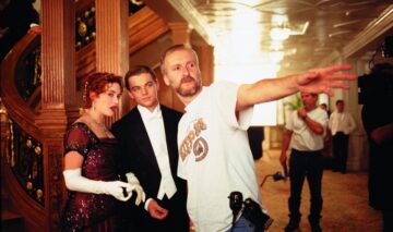 Leonardo Dicaprio, Kate Winslet și James Cameron în timp ce se află pe platouri de filmare ale producției Titanic