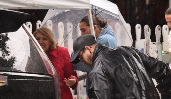 Jennifer Lopez a fost fotografiată alături de mama sa, Guadalupe Rodriguez. Cele două au fost surprinse într-o zi ploioasă în Los Angeles