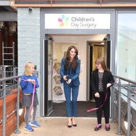 Kate Middleton a tăiat panglica cu doi copii de la un spital de chirurgie