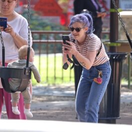 Kelly Osbourne, în parc, alături de fiul ei