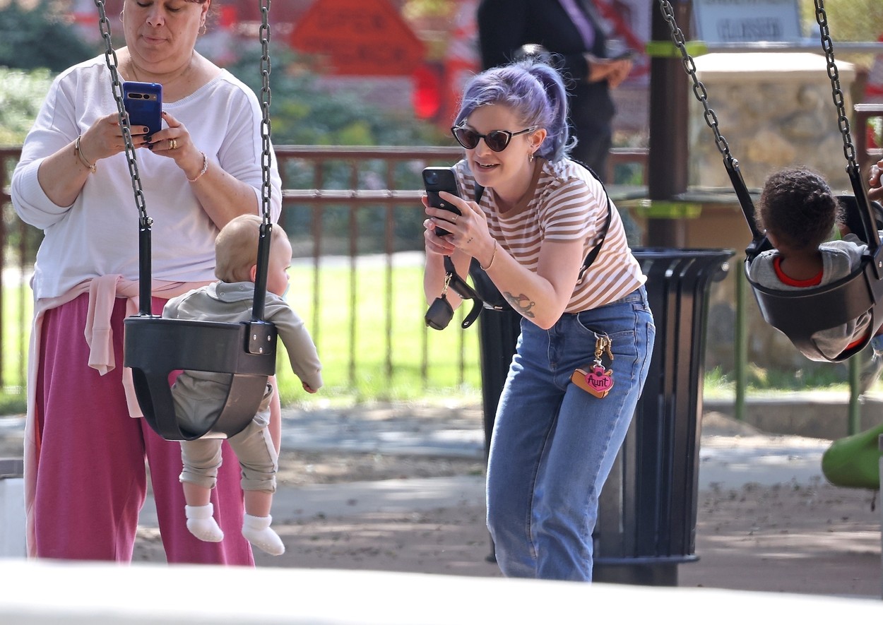 Kelly Osbourne, în parc, alături de fiul ei