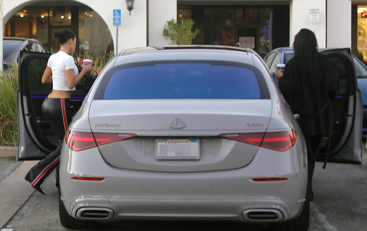 Kim Kardashian, fotografiată lângă mașina sa