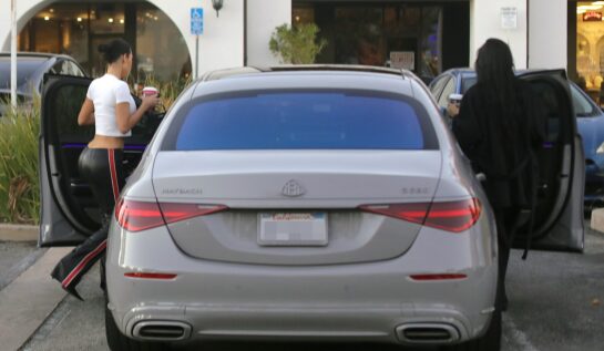 Kim Kardashian și-a lăsat la vedere talia minusculă. Vedea a fost fotografiată în Los Angeles cu mașina ei de 185.000 de dolari
