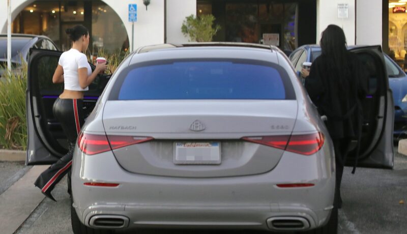 Kim Kardashian și-a lăsat la vedere talia minusculă. Vedea a fost fotografiată în Los Angeles cu mașina ei de 185.000 de dolari