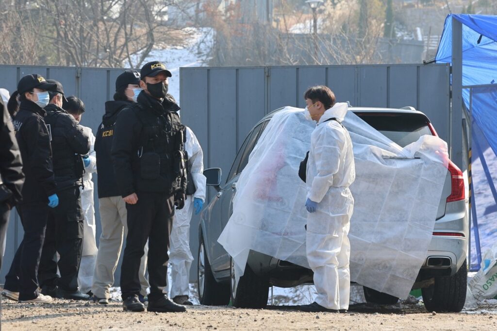 Polițiștii în fața mașinii lui Lee Sun-kyun, în care a fost găsit decedat