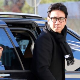 Lee Sun-kyun în timp ce coboară din mașină pentru a merge la audieri