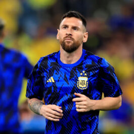 Leo Messi, pe terenul de fotbal într-un tricou albastru
