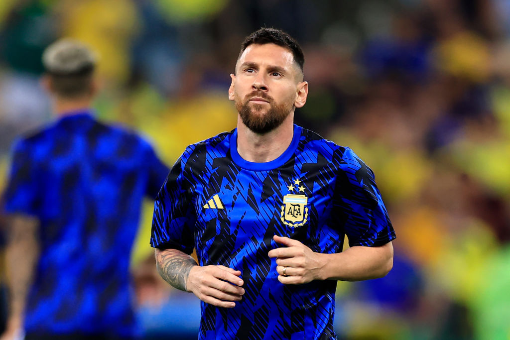 Leo Messi, pe terenul de fotbal într-un tricou albastru