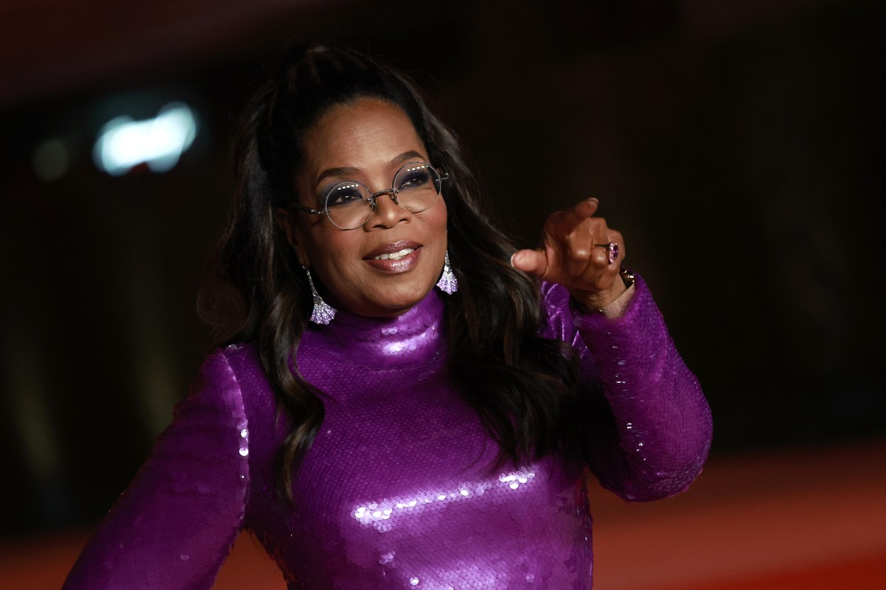 Oprah Winfrey, la un eveniment, într-o rochie mov