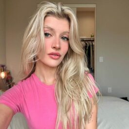 Sami Sheen, într-un tricou roz, în dormitor