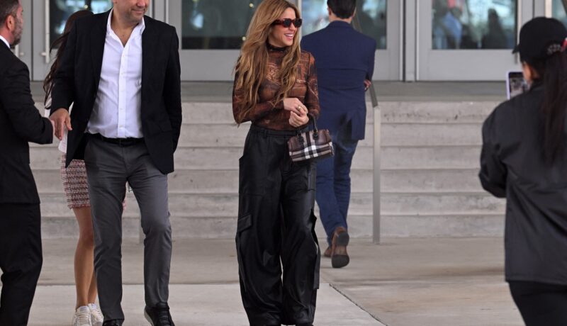 Shakira a fost fotografiată la Art Basel Miami. Ieșirea ei are loc după o tranzacție de milioane de dolari către fiscul spaniol