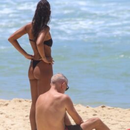 Vincent Cassel și Narah Baptista în timp ce se relaxează împreună pe plajă