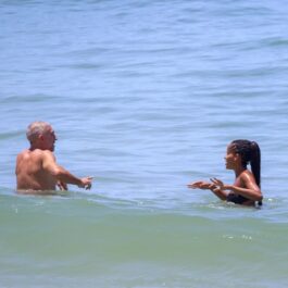 Vincent Cassel și Narah Baptista în timp ce se distrează împreună în apa mării