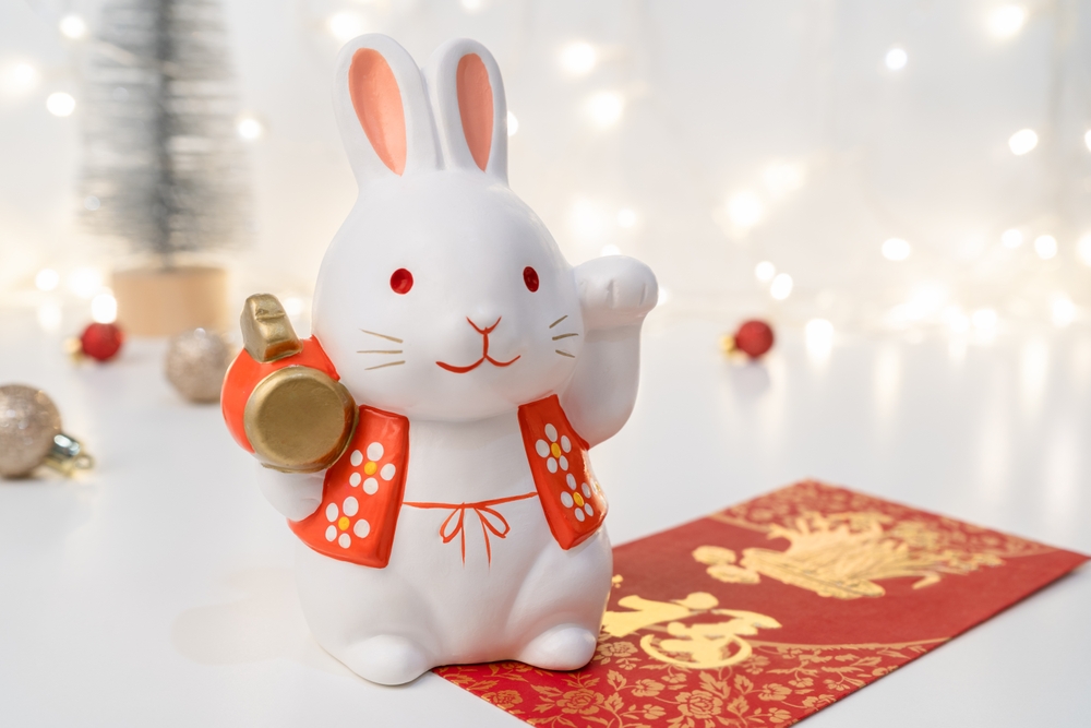 Un iepure din cultura chineză pe un fundal alb și un covoraș roșu