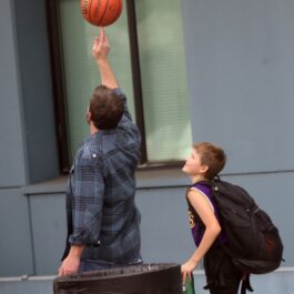 Ben Affleck rotește o minge de baschet pe deget, în fața fiului său, Samuel