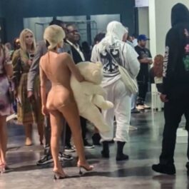 Bianca Censori și Kanye West surprinși de la spate în timp ce părăsesc un muzeu de artă