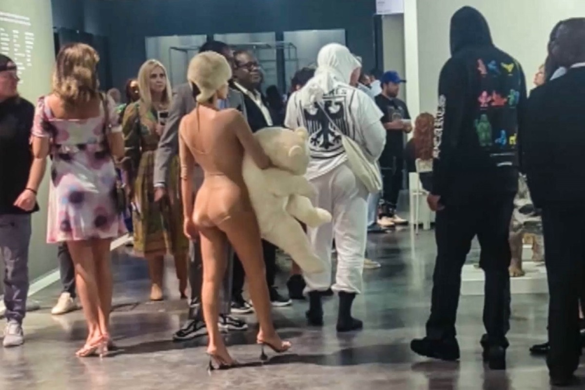 Bianca Censori și Kanye West surprinși de la spate în timp ce părăsesc un muzeu de artă