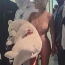 Bianca Censori într-un body crem și cu un urs de pluș în brațe la un muzeu de artă din Miami