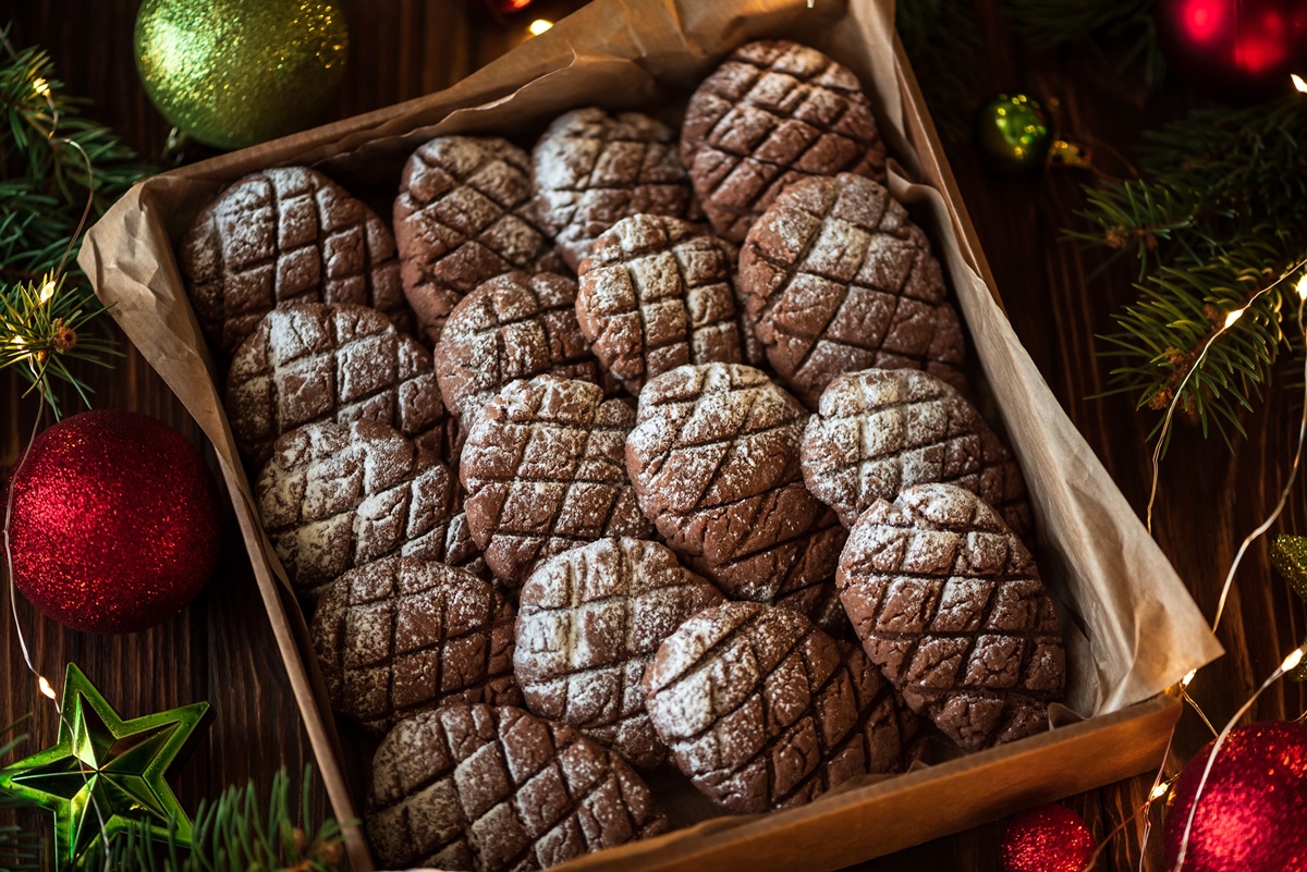 Biscuiți conuri de brad, cu cacao și aromă de rom într-o cutie de carton