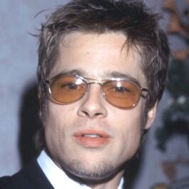 Brad Pitt, cu ochelari de soare la ochi, fotografie din tinerețe