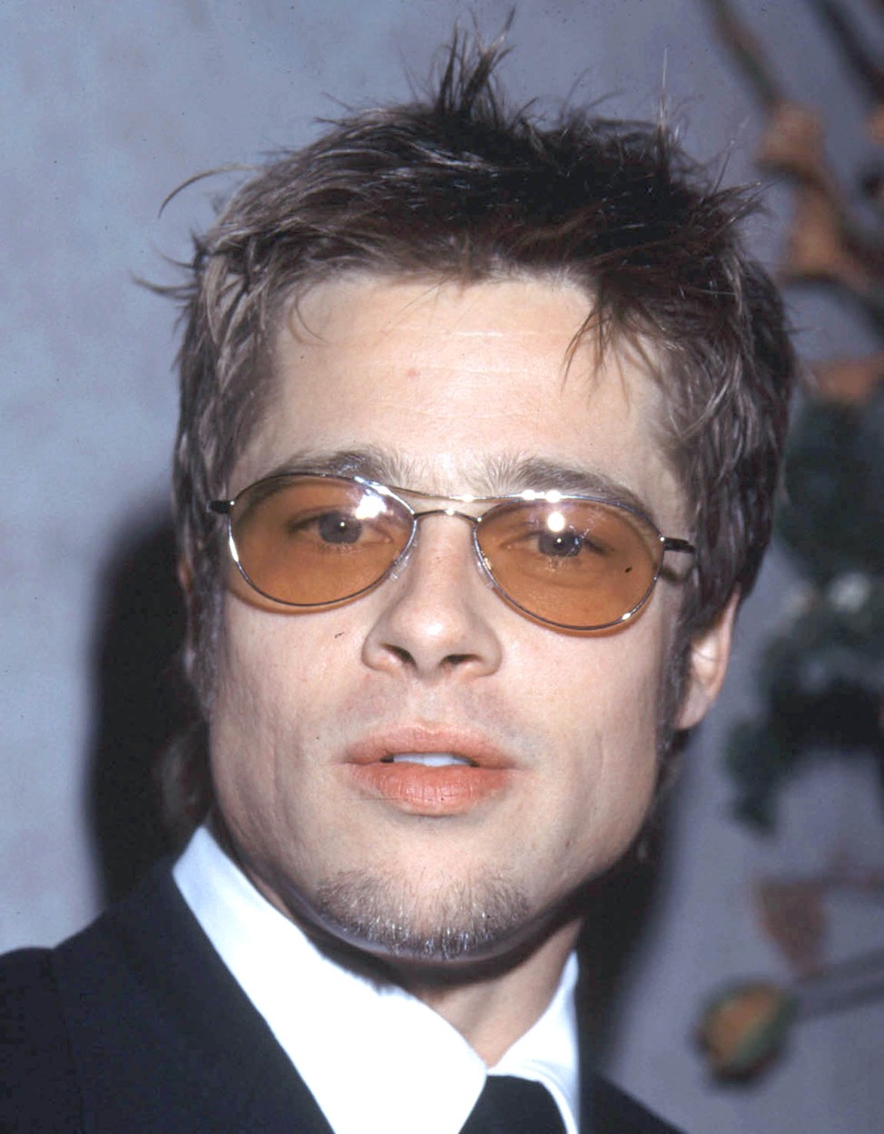 Brad Pitt, cu ochelari de soare la ochi, fotografie din tinerețe