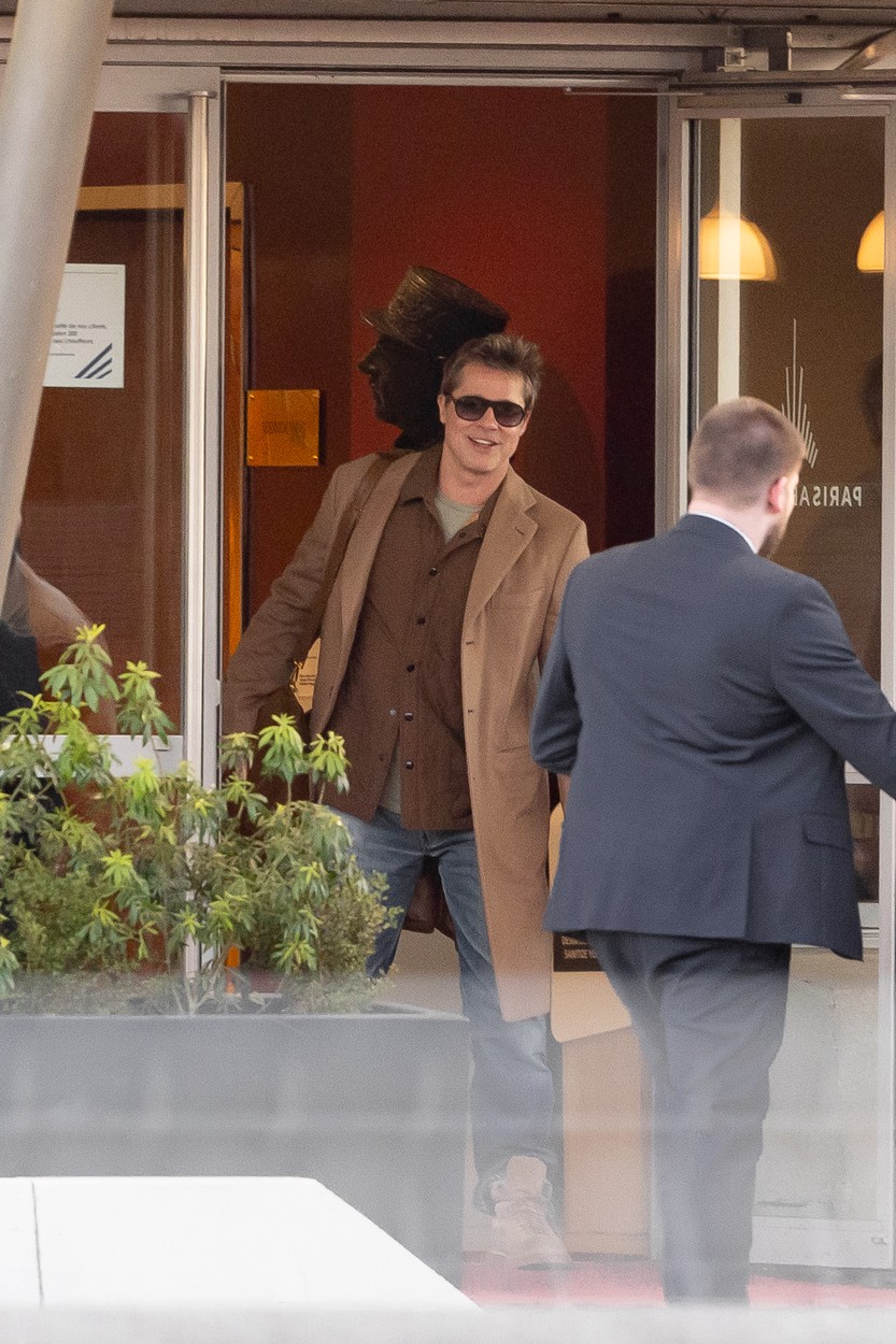 Brad Pitt, în haine lejere, în Paris
