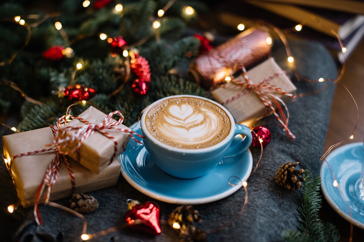O ceașcă de cafea servită printre cadouri pentru dimineața de Crăciun