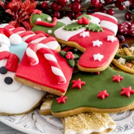 O farfurie plină cu prăjituri de Crăciun pentru a ilustra ce fursec te rerepzintă în funcție de zodia în care te-ai născut