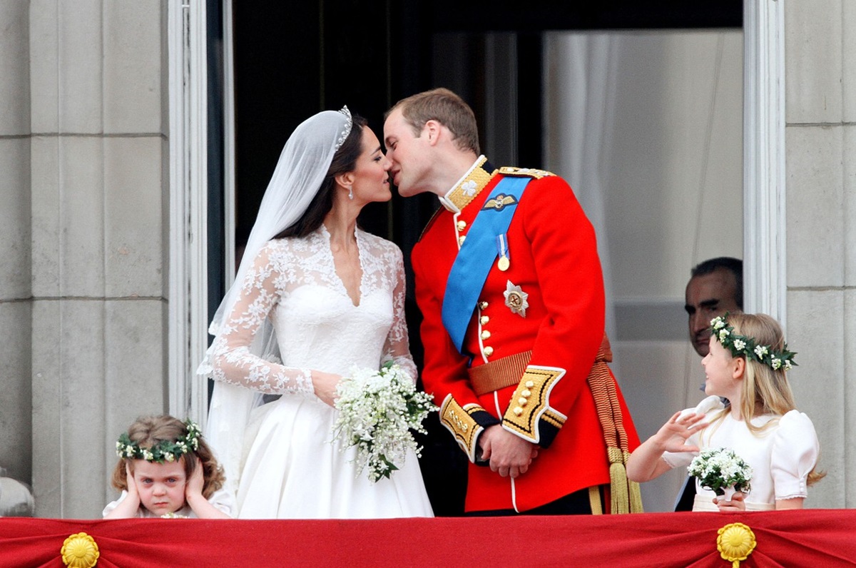 Kate Middleton și Prințul William în timp ce se sărută la balconul Palatului Buckingham în ziua nunții lor