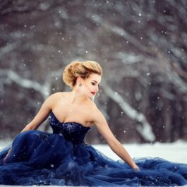 O femeie frumoasă care poartă o rochie albastră și ilustrează ce zodii sunt în luna ianuarie