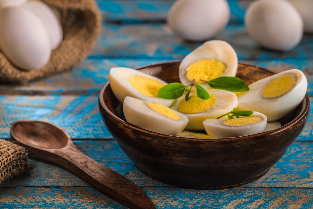 Un bol plin cu ouă fierte, care pot fi consumate și de persoanele cu colesterol