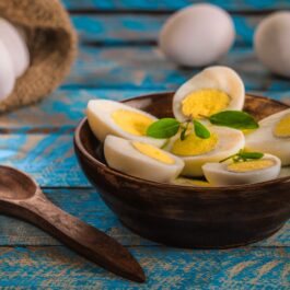 Un bol plin cu ouă fierte, care pot fi consumate și de persoanele cu colesterol