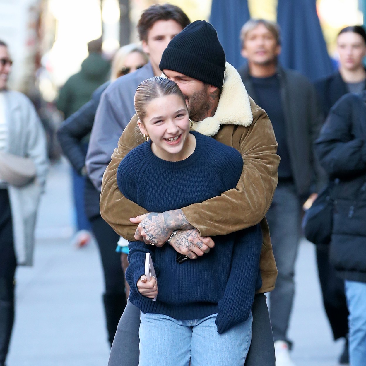 David Beckham o ține în brațe pe fiica sa, în New York
