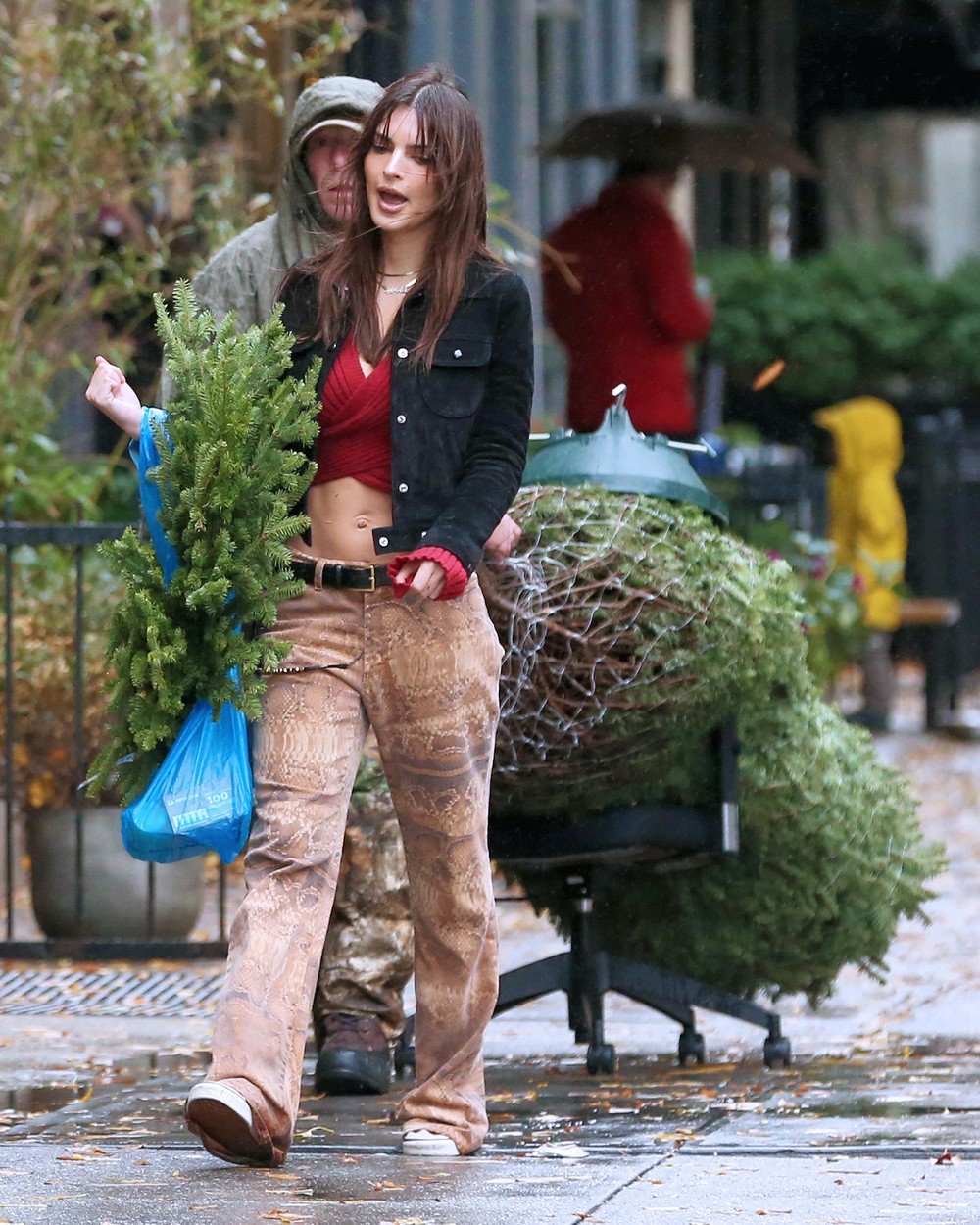 Emily Ratajkowski, pe stradă, în haine lejere