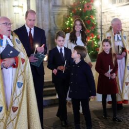 Prințul William alături de Prințesa Charlotte, Prințul George, Prințul Louis și cei doi arhiepiscopi în timp ce ies de la cocnertul de colinde de Crăciun