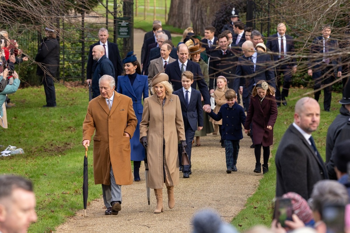 Regele Charles și Regina Camilla alături de Kate Middleton și copii acesteia în timp ce pleacă de la slujba de Crăciun