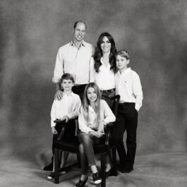 Kate Middleton și Prințul William alături de Prințul George, prințul Louis și Prințesa Charlotte într-o fotografie alb-negru de Crăciun