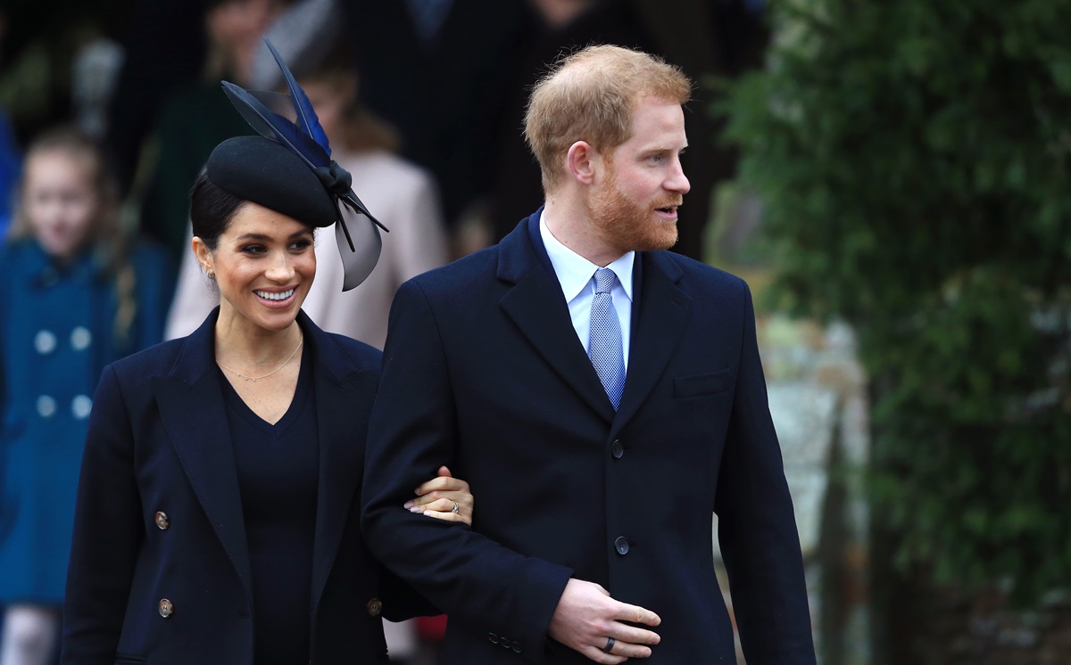 Meghan Markle și Prințul Harry în timp ce pleacă de la slujba de Crăciun din anul 2018
