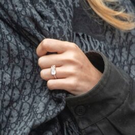 Inelul cu diamant de pe mâna lui Suki Waterhouse