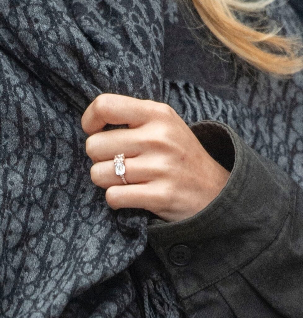 Inelul cu diamant de pe mâna lui Suki Waterhouse