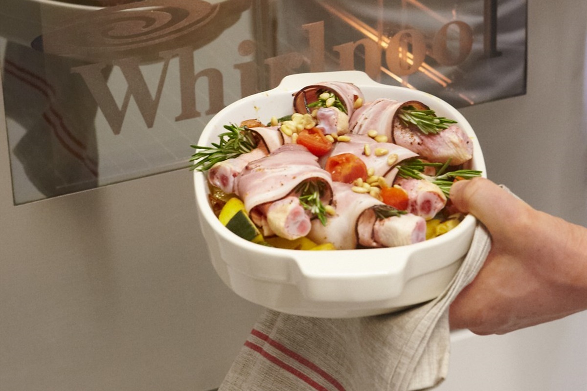 Pasul de introducere în cuptor a vasului cu Pulpe de pui înfășurate în bacon și legume