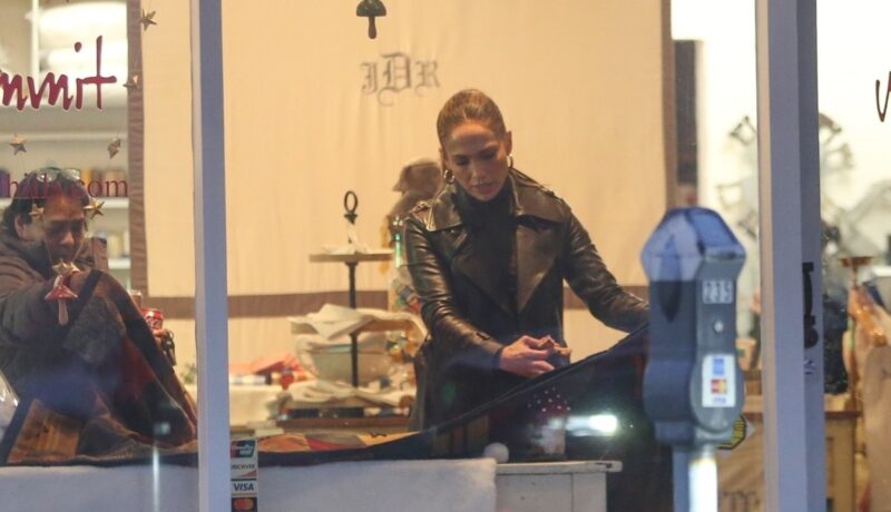 Jennifer Lopez a purtat o haină de blană în timpul unei sesiuni de cumpărături. Cântăreața se află în vacanță pe insula Saint-Barthelemy